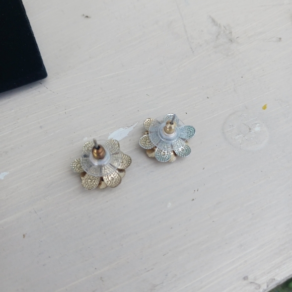 Enamel White Flower Earrings Gold Tone Stud Crystal Middle Elegant - Picture 5 of 5